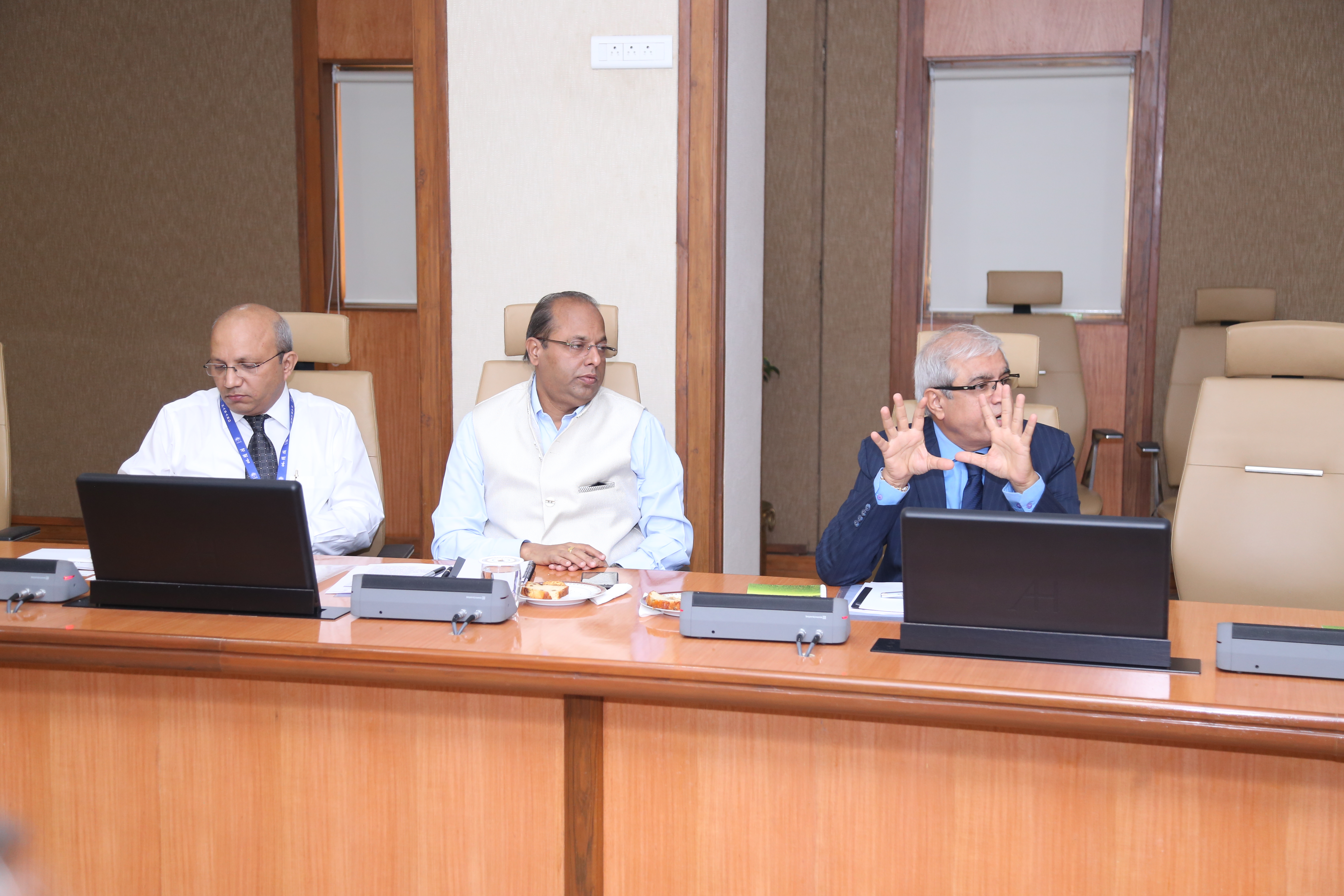 Shri Mukesh Thakkar, CGM, CPD interacting with the delegation members